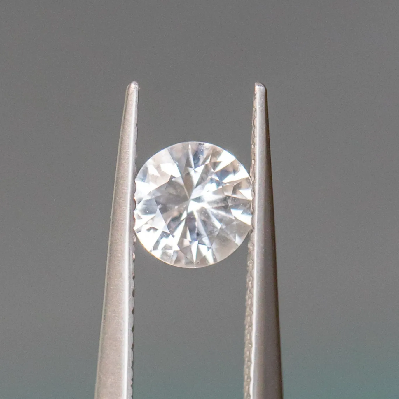 0.83CT ROUND CEYLON SAPPHIRE, WHITE LIGHT GREY, 5.99X3.41MM