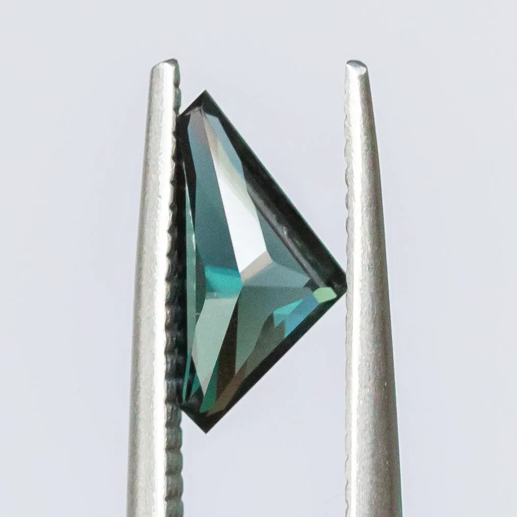 1.29CT GEOMETRIC TRIANGLE CUT KENYAN SAPPHIRE, TEAL BLUE GREEN, 10.72X5.54X3.70MM, HEATED