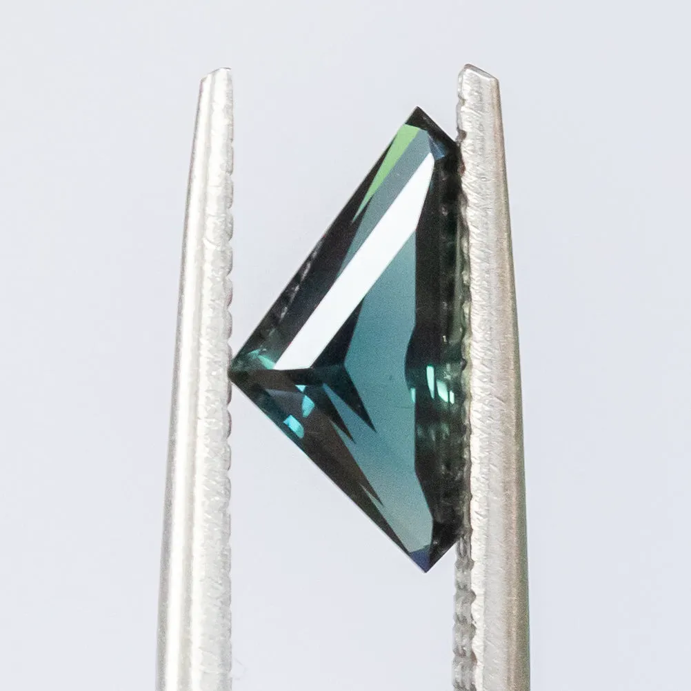 1.29CT GEOMETRIC TRIANGLE CUT KENYAN SAPPHIRE, TEAL BLUE GREEN, 10.72X5.54X3.70MM, HEATED