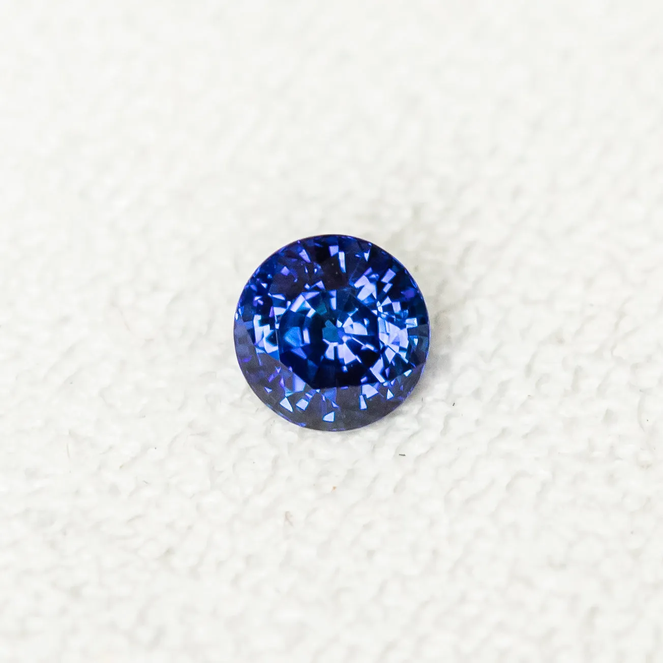 1.36CT ROUND CEYLON SAPPHIRE, ROYAL BLUE, 6.09X4.53MM