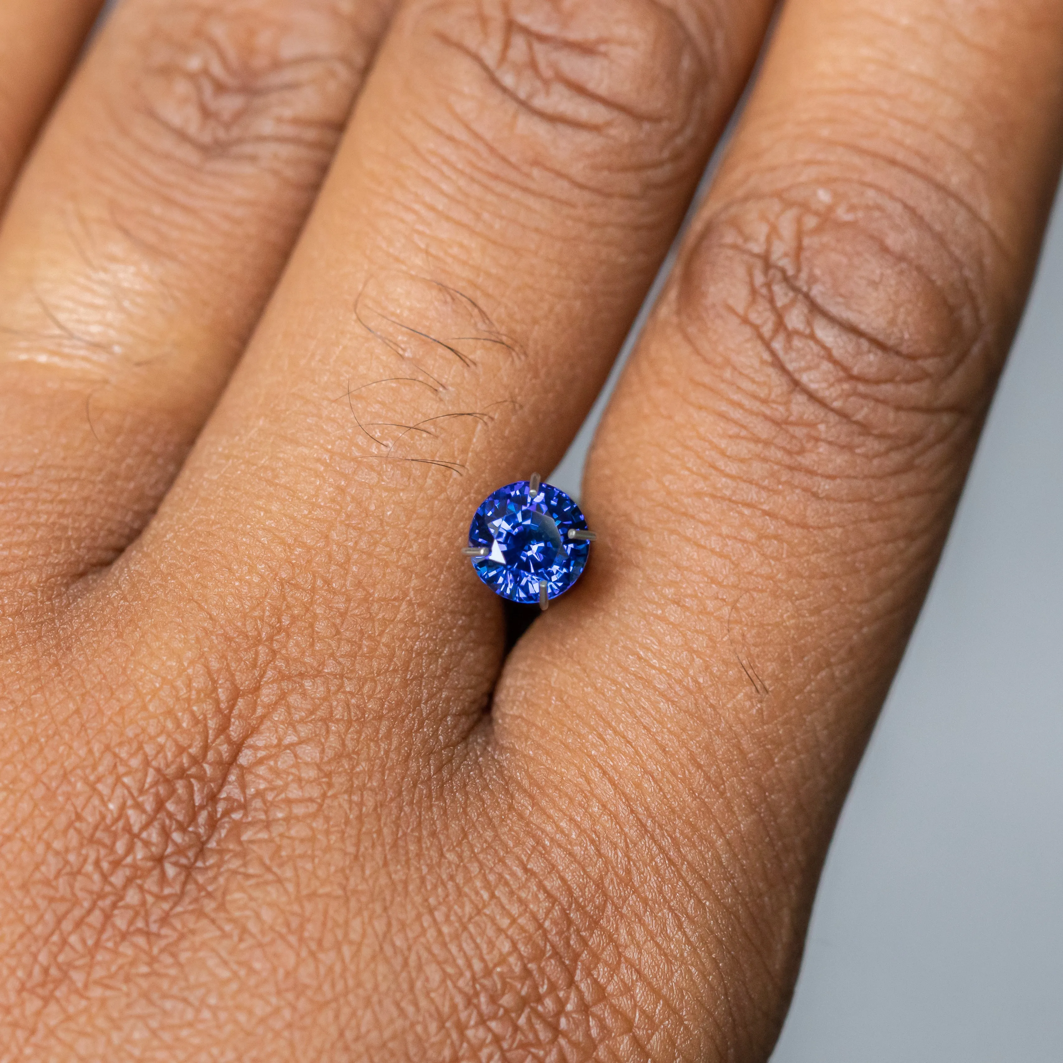 1.36CT ROUND CEYLON SAPPHIRE, ROYAL BLUE, 6.09X4.53MM