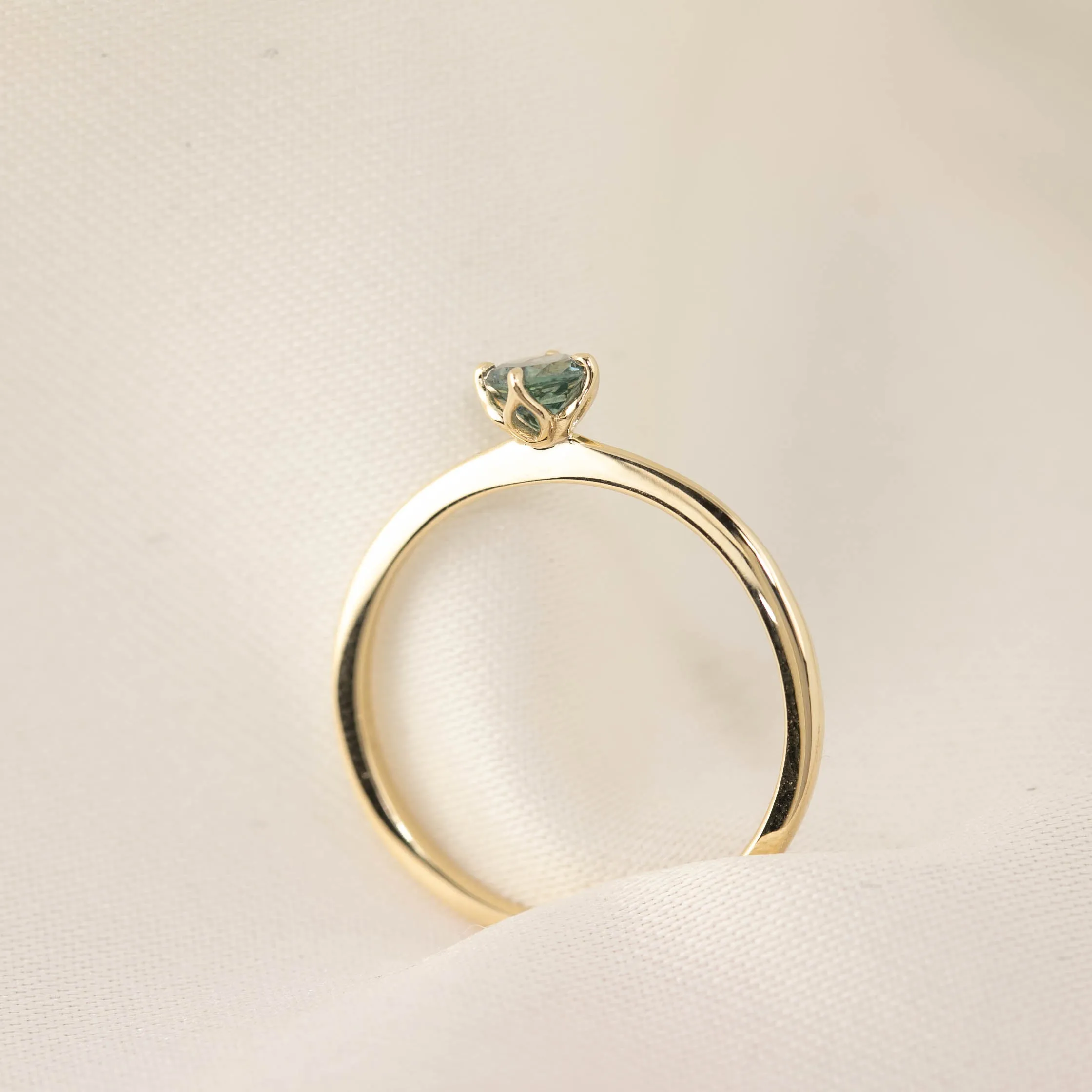 Alice Ring 4mm 0.35ct Montana Sapphire 14K Gold