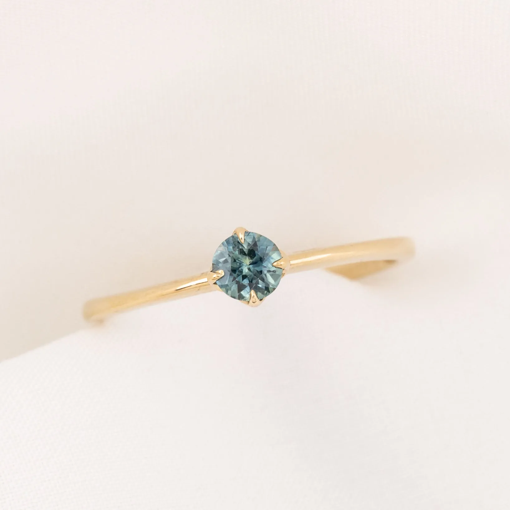 Alice Ring 4mm 0.35ct Montana Sapphire 14K Gold