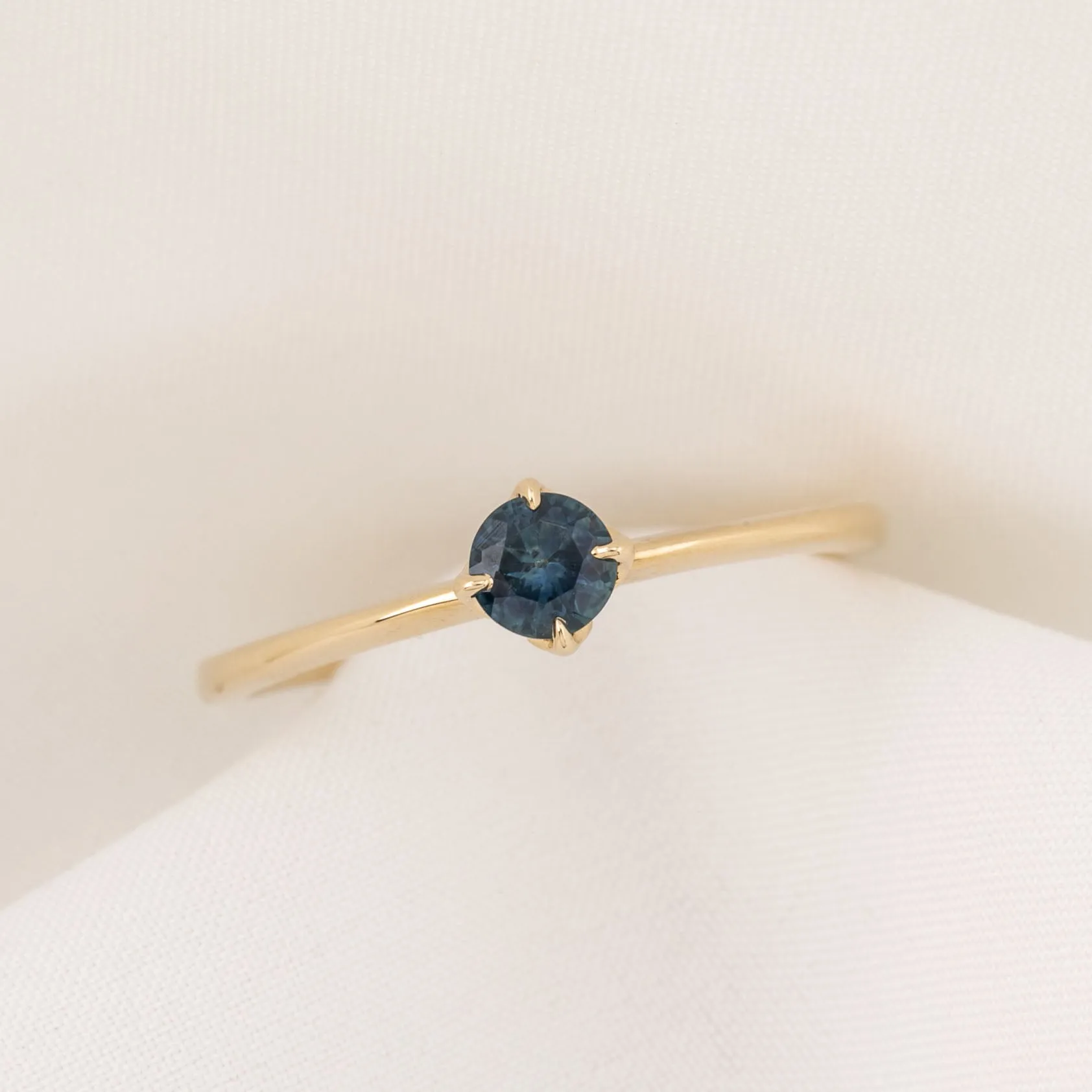 Alice Ring 4mm 0.35ct Montana Sapphire 14K Gold