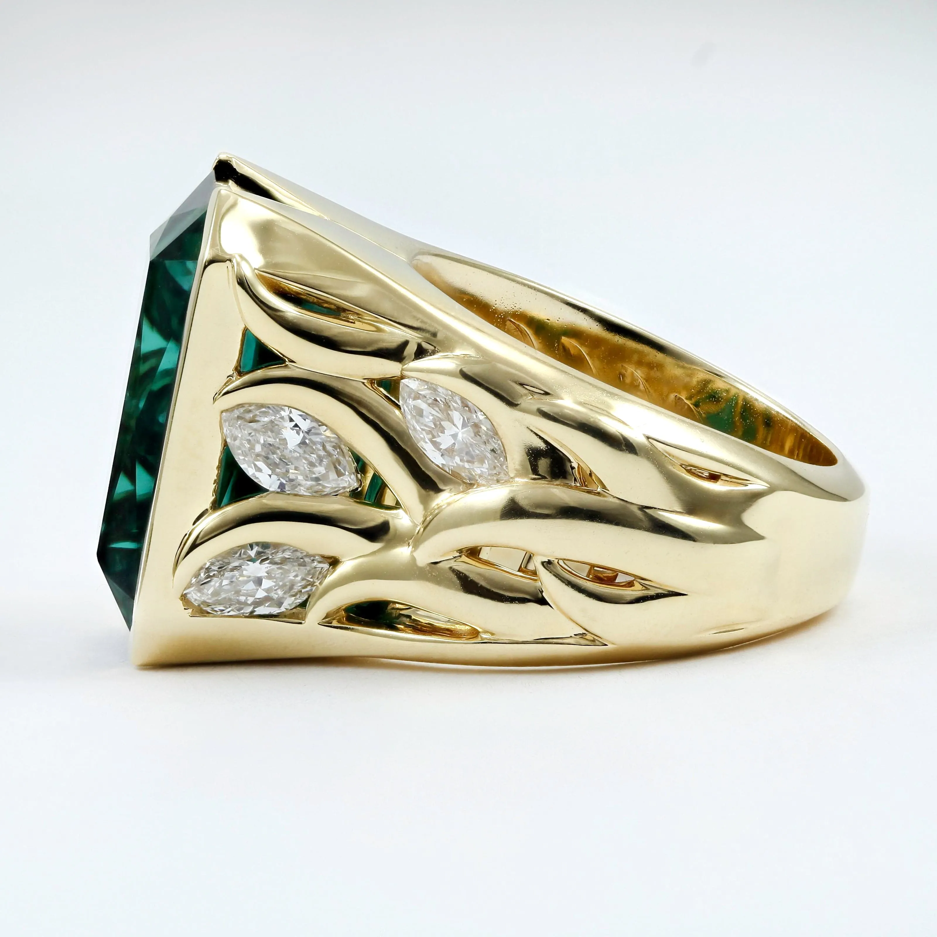 Jon Anderson 18K yellow gold seaweed ring containing a scissor cut tourmaline