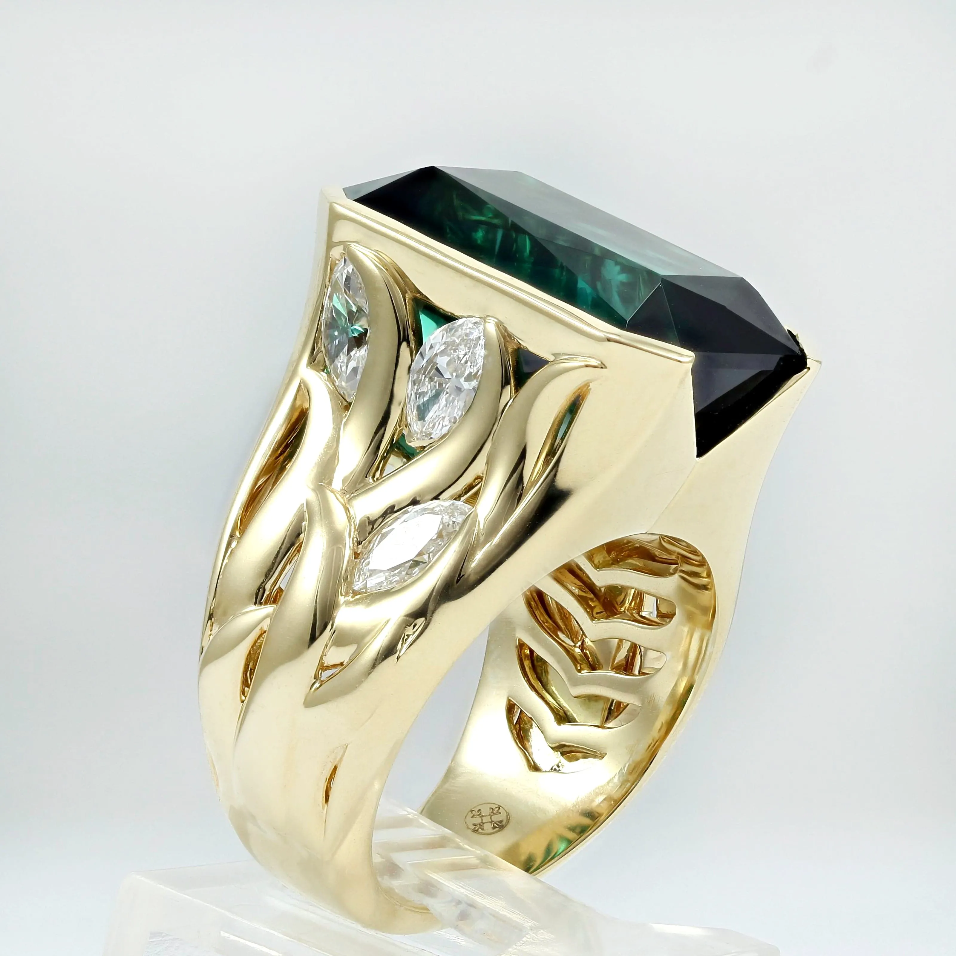 Jon Anderson 18K yellow gold seaweed ring containing a scissor cut tourmaline