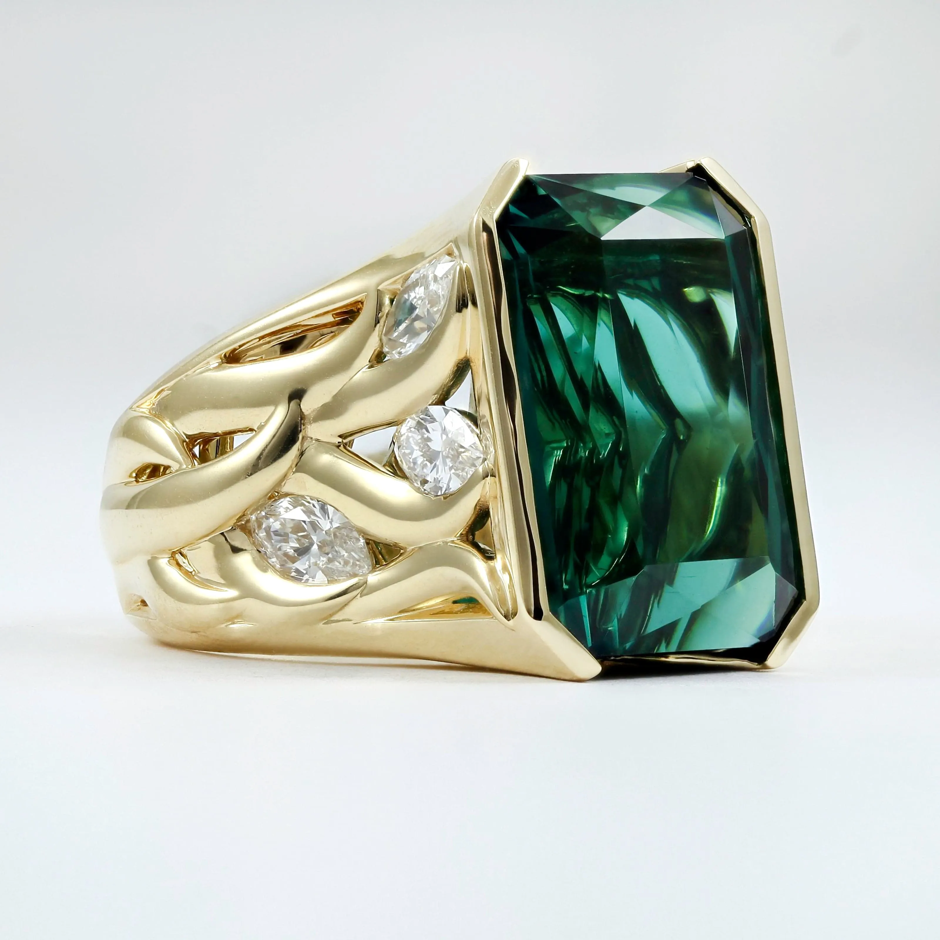 Jon Anderson 18K yellow gold seaweed ring containing a scissor cut tourmaline